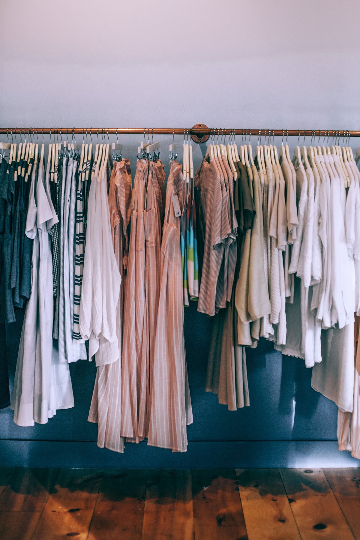 Capi femminili su stender in boutique