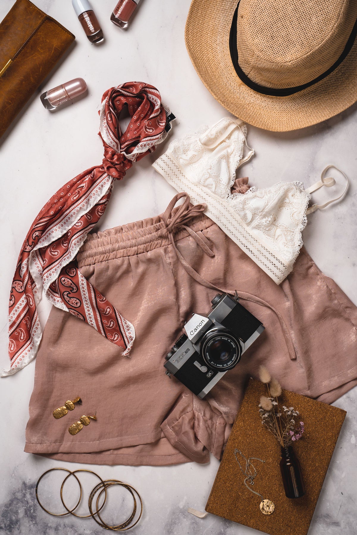 Flat lay di vestiti e accessori