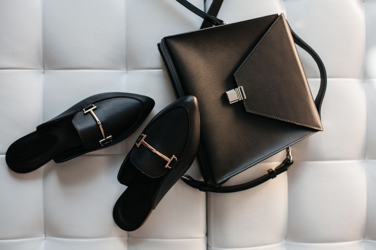 Scarpe e borsa su sfondo bianco