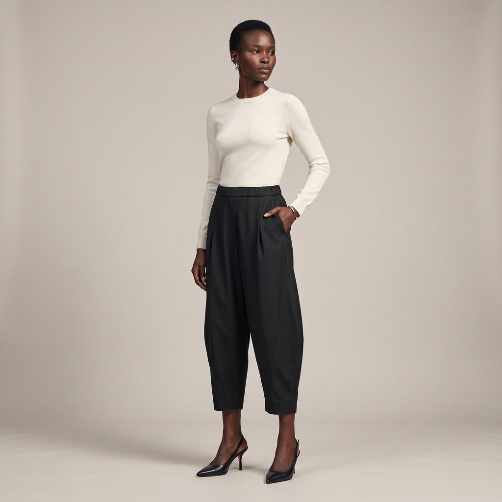 Pantaloni a barile con elastico in vita neri indossati - davanti