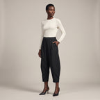 Pantaloni a barile con elastico in vita neri indossati - davanti