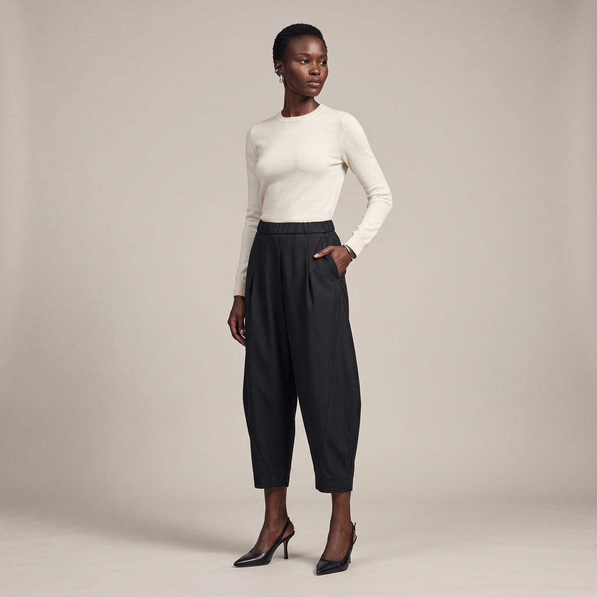 Pantaloni a barile con elastico in vita neri indossati - davanti