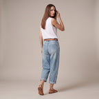 Jeans con ricamo di papaveri indossati - retro