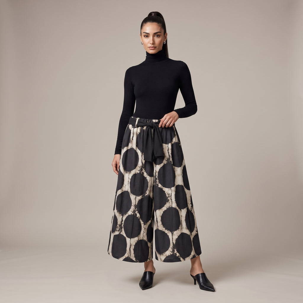 Pantaloni di cotone con pois indossati - davanti