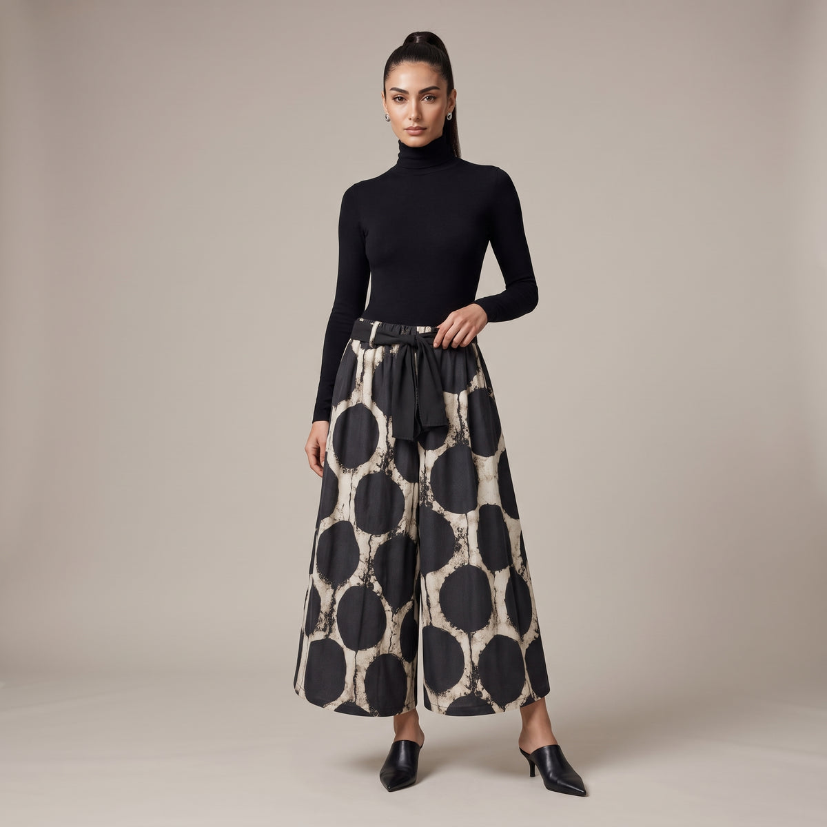 Pantaloni di cotone con pois indossati - davanti