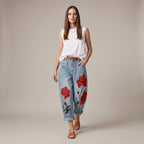 Jeans con ricamo di papaveri indossati - davanti