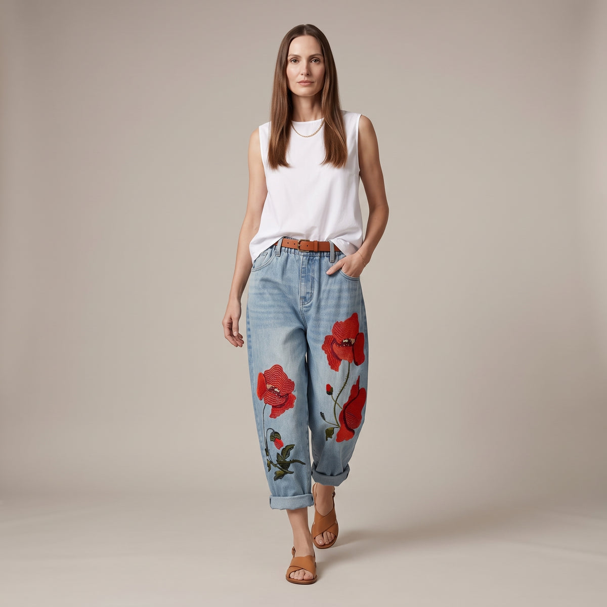 Jeans con ricamo di papaveri indossati - davanti