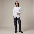Maglia in cotone con spacchetto bianca indossata - davanti