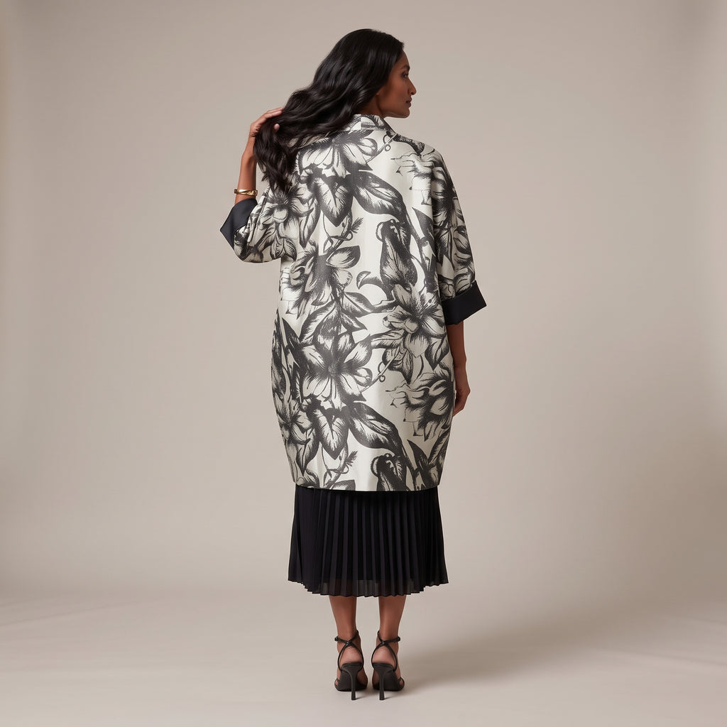 Giacca kimono a fiori effetto goffrato bianco indossata - retro