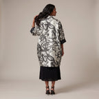 Giacca kimono a fiori effetto goffrato bianco indossata - retro