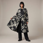 Cardigan in pattern floreale indossato - davanti