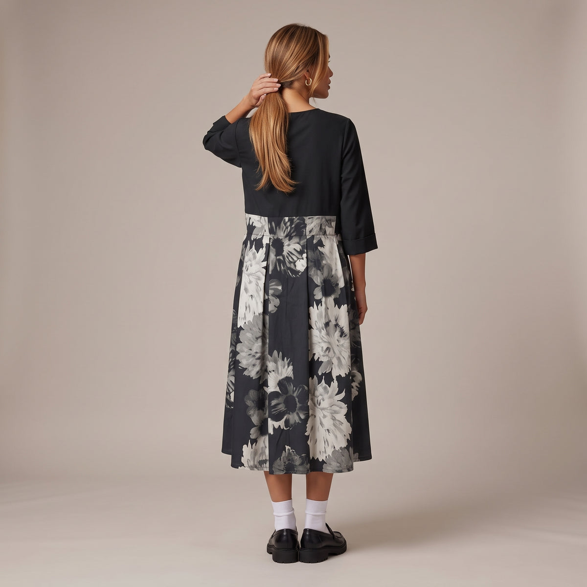 Abito con gonna a fiori indossato - retro