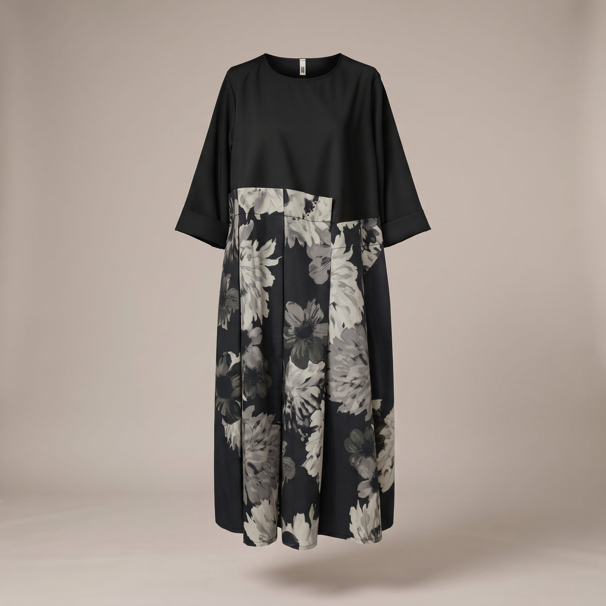 Abito con gonna a fiori - davanti