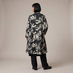 Cardigan in pattern floreale indossato - retro