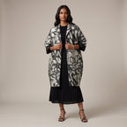 Giacca kimono a fiori effetto goffrato bianco indossata - davanti