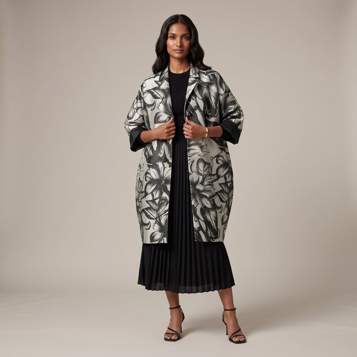 Giacca kimono a fiori effetto goffrato bianco indossata - davanti