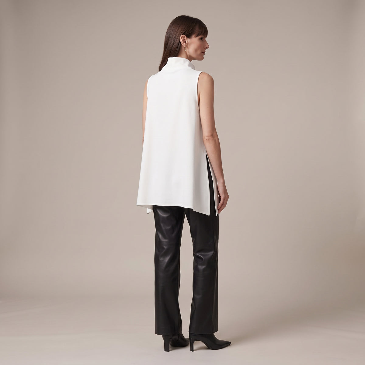 Gilet a collo alto bianco indossato - retro