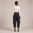 Pantaloni a barile con elastico in vita neri indossati - retro