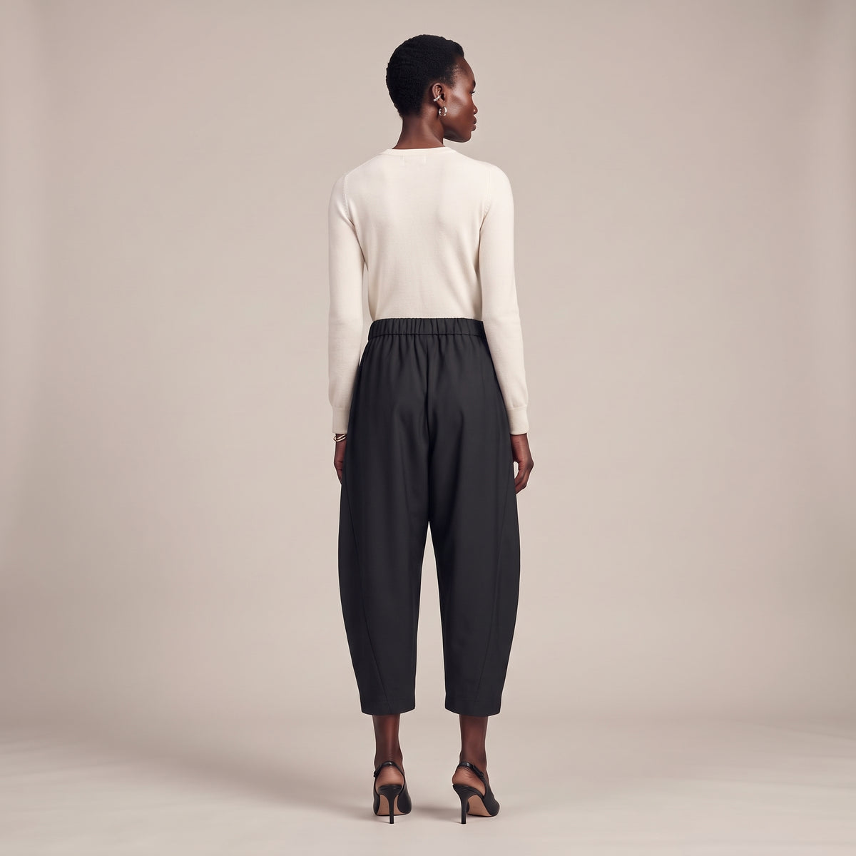 Pantaloni a barile con elastico in vita neri indossati - retro