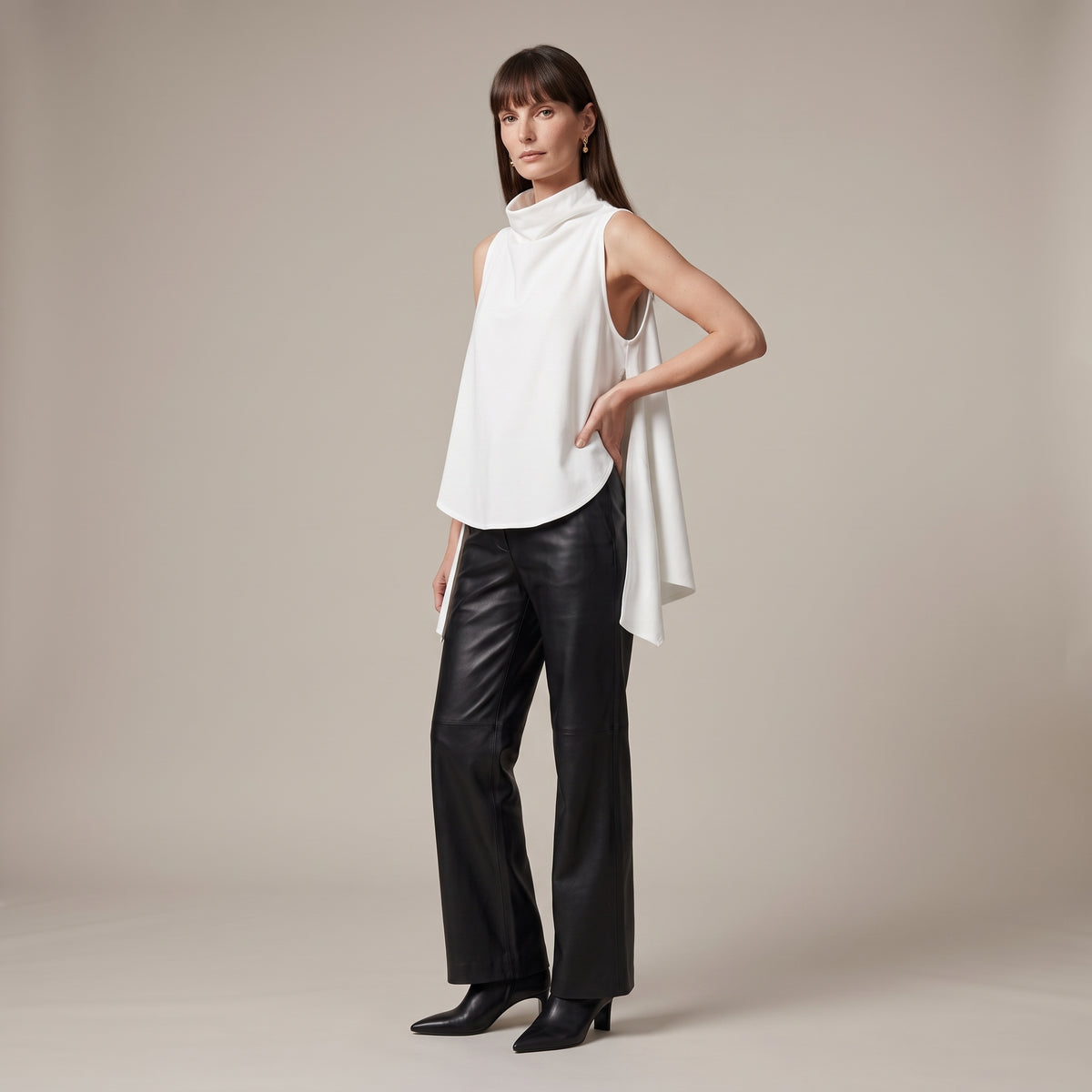Gilet a collo alto bianco indossato - davanti