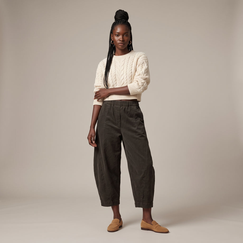 Pantaloni baggy in velluto a costine marroni indossati - davanti