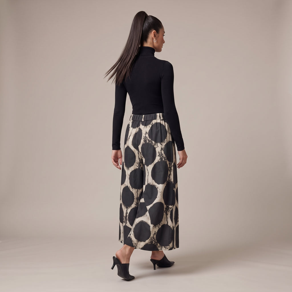 Pantaloni di cotone con pois indossati - retro