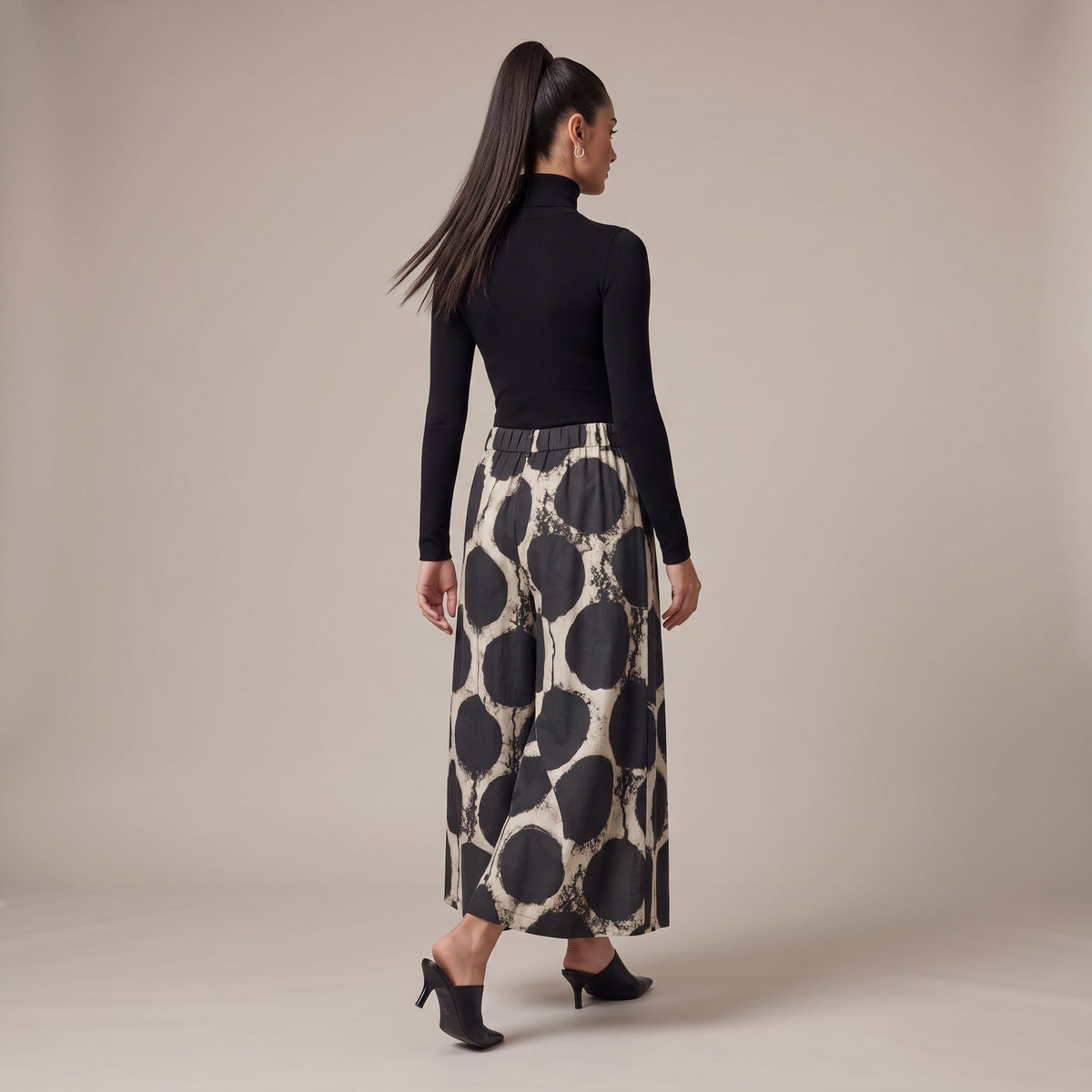 Pantaloni di cotone con pois indossati - retro