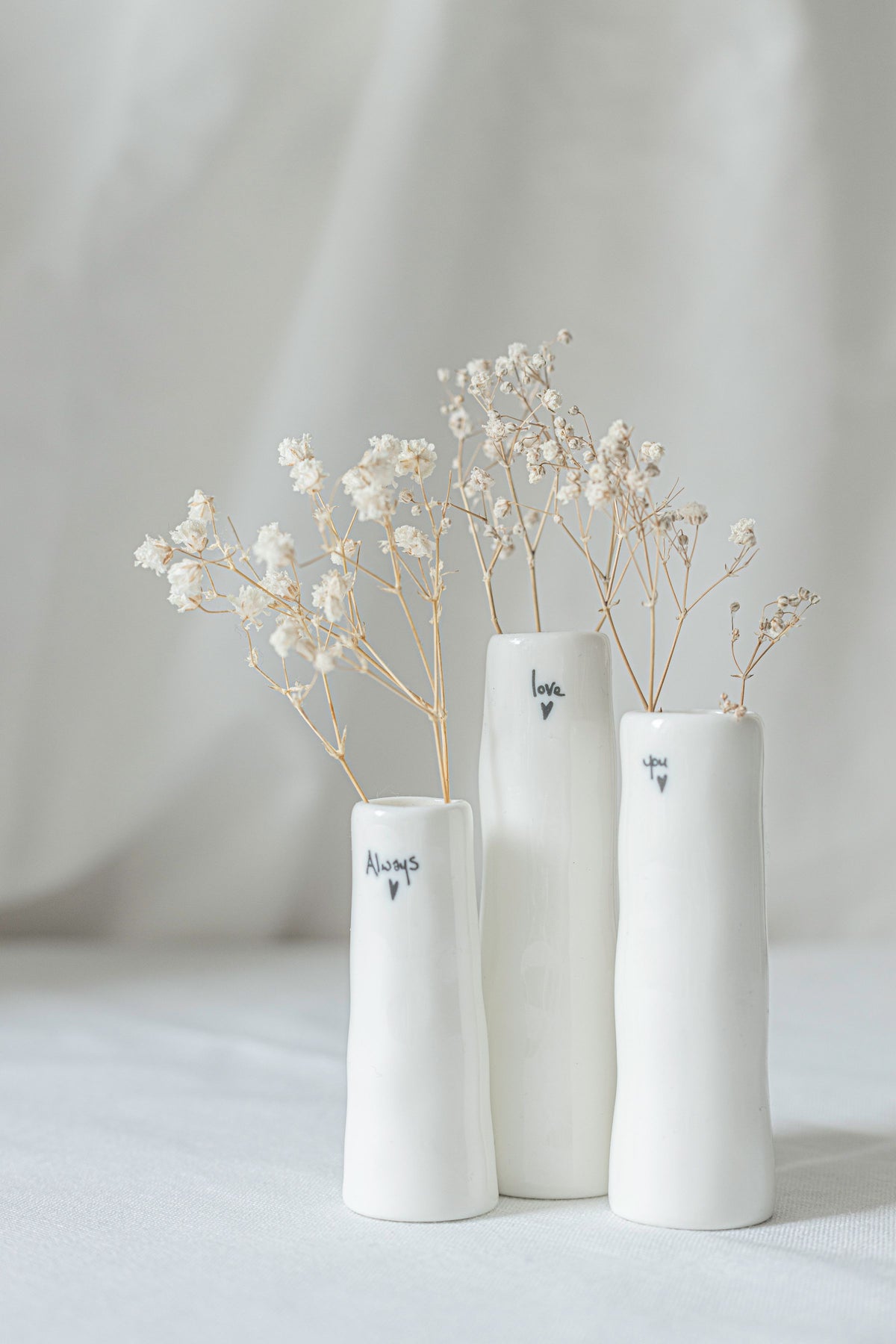 Vasi con fiori bianchi